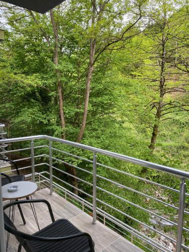 Apartmani Braća Kovačevićにあるバルコニーまたはテラス