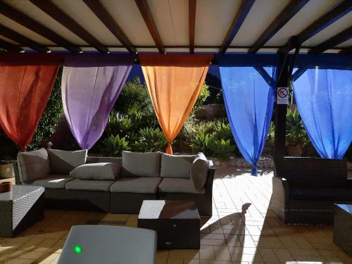 a living room with a couch under a tent at Lucie Lime GuestHouse in Luz