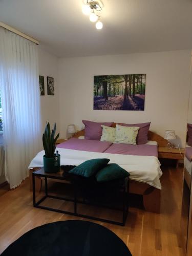 um quarto com uma cama grande e uma planta em Fewo Sartorius em Bensheim