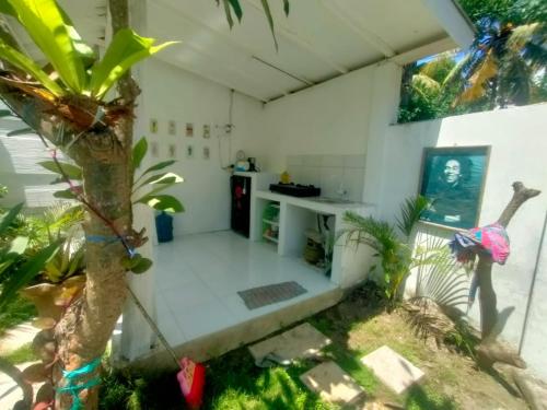 une petite chambre avec une table et un arbre dans l'établissement Balla Naila, à Gili Trawangan