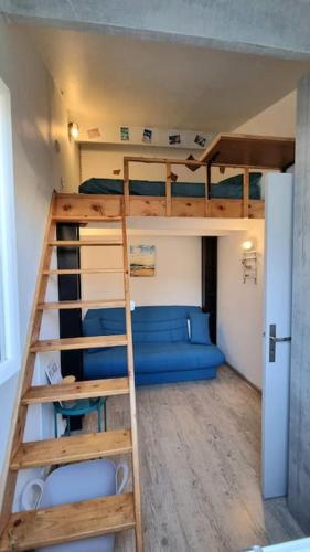 - un lit superposé avec une échelle dans une chambre dans l'établissement Loc Cap Phoebus, atypique, au calme dans la Pinède, au Cap d'Agde