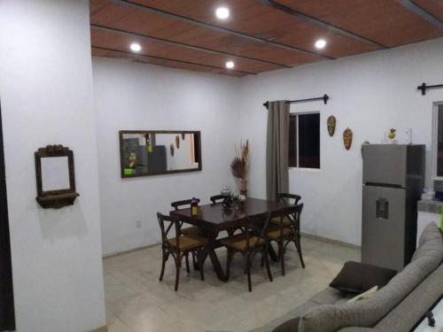 ein Wohnzimmer mit einem Esstisch und einem Sofa in der Unterkunft Casa Alebrijes in Tequila
