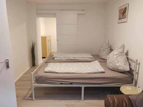 - 2 lits avec des oreillers dans une chambre dans l'établissement Luitpold14 Prichsenstadt, à Prichsenstadt