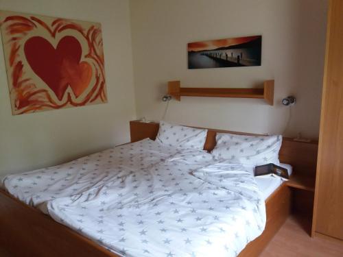 a bed in a small room with at Villa Leni im Schwarzwald in Bad Dürrheim