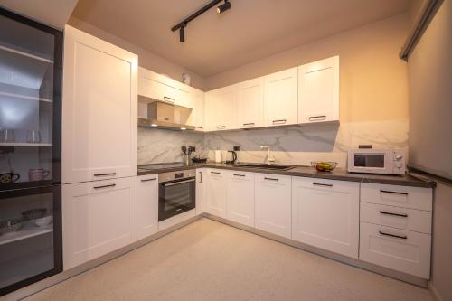 Η κουζίνα ή μικρή κουζίνα στο Blloku Unique Apartments 2