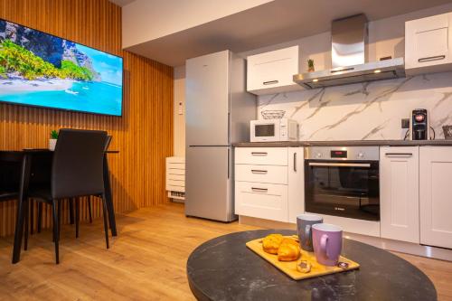 Η κουζίνα ή μικρή κουζίνα στο Blloku Unique Apartments 2