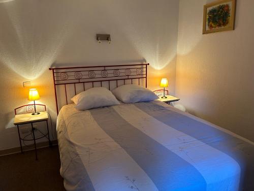 Postel nebo postele na pokoji v ubytování villa 4 personnes avec piscine en camargue