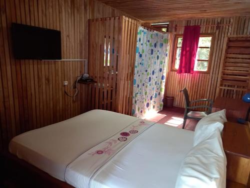 um quarto com uma grande cama branca num quarto em KSW BASE NAUTIQUE Isonalambo em Kribi