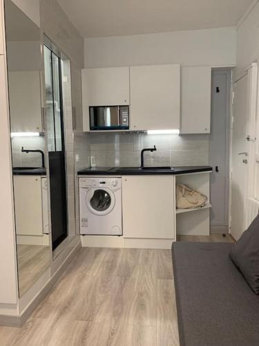una cucina con lavello e lavatrice di Charming Studio Eiffel Tower a Parigi
