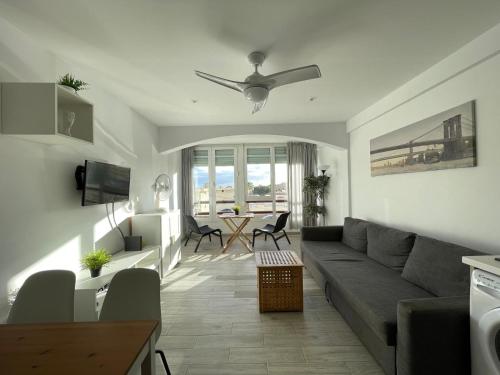 salon z kanapą i stołem w obiekcie Apartamento Playa vistas 2 w mieście Los Cristianos