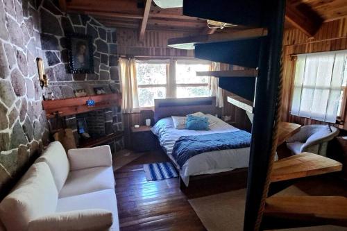 - une chambre avec un lit et un canapé dans l'établissement Casa Nora Malinalco: entire estate w/pool, 
