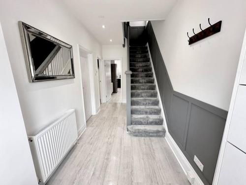 ボーンマスにあるFabulous and Relaxing Holiday Sand Beach and Sunの階段のある廊下