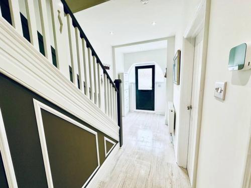 ボーンマスにあるFabulous and Relaxing Holiday Sand Beach and Sunの白黒のガレージドアのある廊下