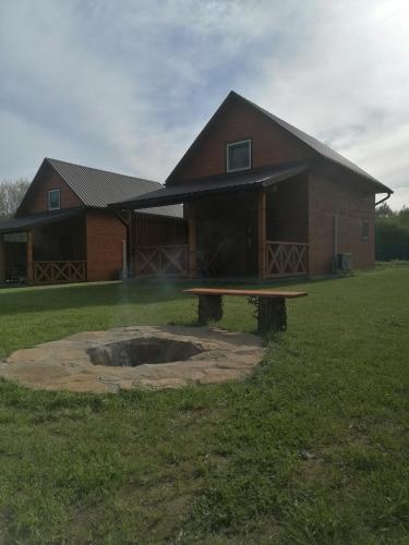a house with a picnic table in front of it at Lisi Zakątek in Czarna