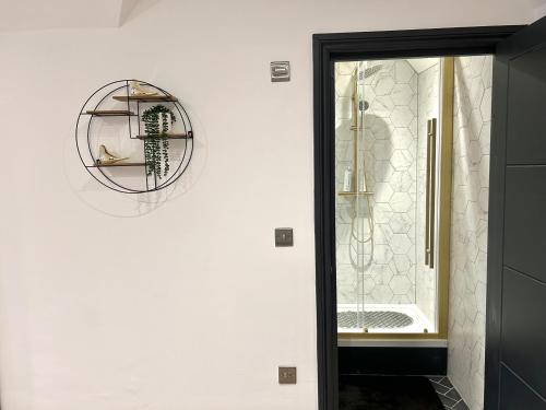 La salle de bains est pourvue d'une douche avec miroir et d'une fenêtre. dans l'établissement Pristine Flat Within Heart Of Worthing, à Worthing