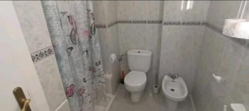 Et badeværelse på APARTAMENTO SúITE ACAPULCO FIRST LINE BENIDORM BEACH