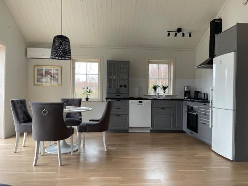 cocina con mesa y sillas en una habitación en Stuga en Leksand