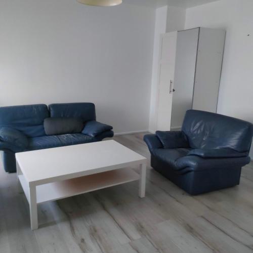 ein Wohnzimmer mit einem Sofa und einem Couchtisch in der Unterkunft 201Hervale in Straßburg