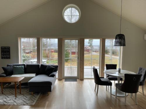 sala de estar con sofá y mesa en Stuga, en Leksand