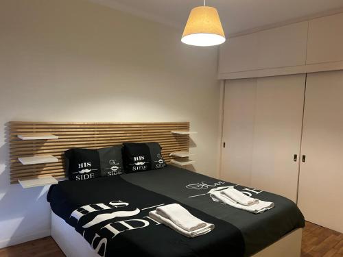 1 dormitorio con 1 cama con 2 toallas en Seventy, en Póvoa de Varzim