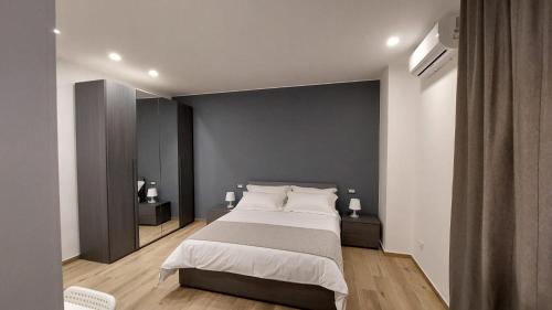 Un dormitorio con una cama grande y un espejo grande. en BB Incentro Trani, en Trani