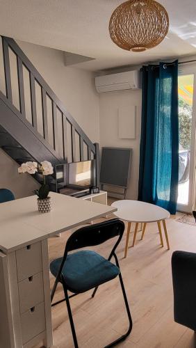 uma sala de estar com uma secretária e uma cadeira em Les bastides de la plage-400 m de la plage em Le Grau-du-Roi