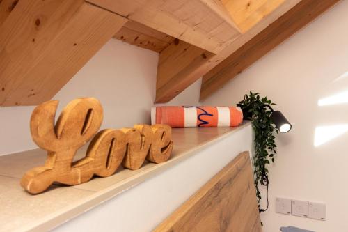 a wooden sign that says yum on a shelf in a room at House Feral (Vis center) in Vis
