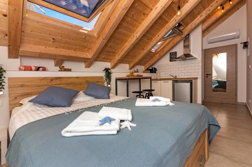 um quarto com uma cama grande e toalhas em House Feral (Vis center) em Vis