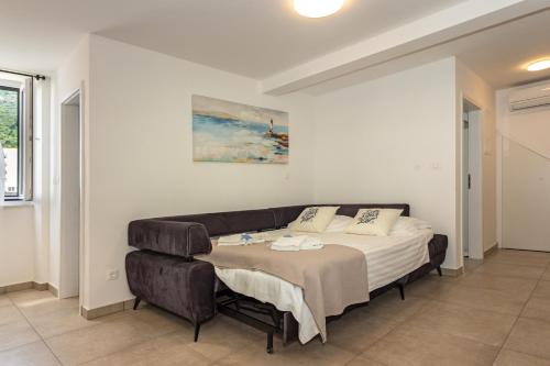 a bedroom with a bed and a couch in it at House Feral (Vis center) in Vis
