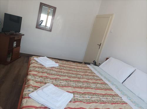a hotel room with two beds and a television at Affitta camere Via Piave in Foligno