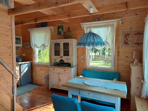 - une cuisine avec une table et des chaises dans une cabine dans l'établissement Przystanek Trześcianka, à Trześcianka