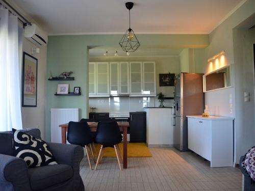 イオアニナにあるKaterina's guest houseのテーブルと冷蔵庫のあるキッチンとリビングルーム