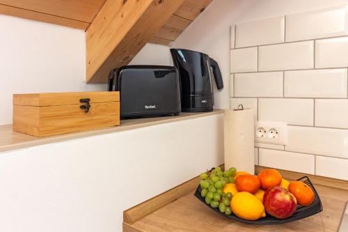 a bowl of fruit on a counter in a kitchen at House Feral (Vis center) in Vis