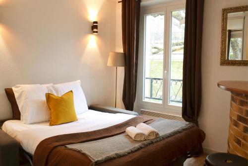 una camera d'albergo con un letto e due asciugamani di Elegant Studio - Vincennes & Paris a Saint-Maurice