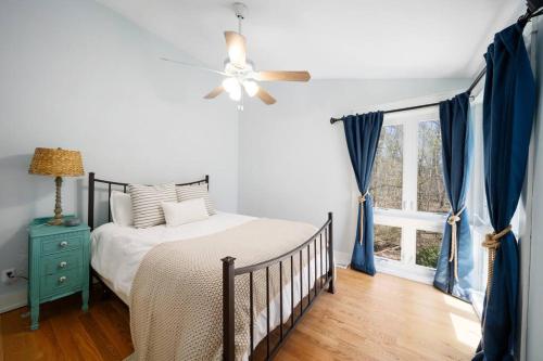 - une chambre avec un lit et un ventilateur de plafond dans l'établissement Sunny Hill Cottage, à Lake Geneva