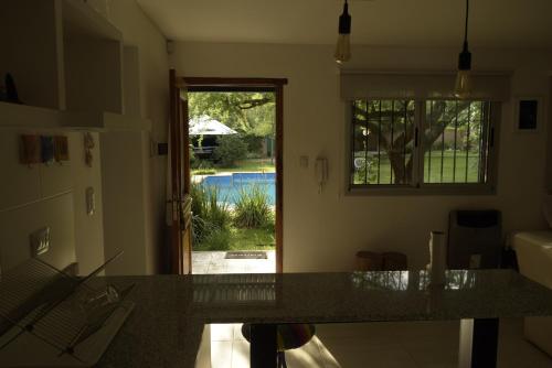 コルドバにあるCasa de Flores, Agua y Musicaのカウンター付きのキッチン、庭園の景色を望む