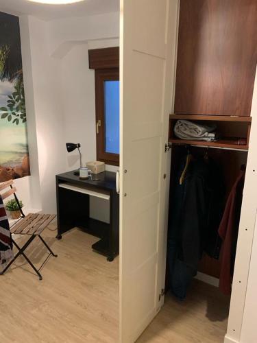 a room with a desk and a desk with a mirror at A 5 minutos andando del Casco Viejo, ayuntamiento, Plaza Circular y Gran Vía de Bilbao y próximo a las 2 líneas de metro in Bilbao