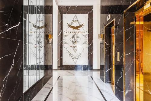 Un vestíbulo con paredes de mármol negro y un cartel en la pared. en 107 LUXURY APARTMENT in AC KAZAKHSTAN, Minor area, Amir Timur Avenue, en Tashkent