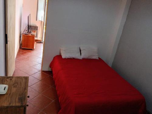 ラ・プンタにあるCasa Hermosa, La Punta San Luisの赤いベッド1台(枕2つ付)
