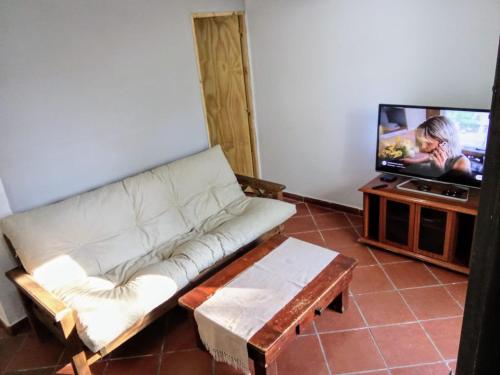ラ・プンタにあるCasa Hermosa, La Punta San Luisの白いソファとテレビのあるリビングルーム