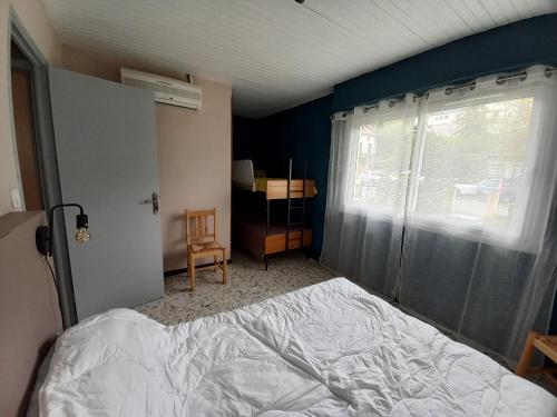 une chambre avec un lit et une fenêtre dans l'établissement Les Mouettes n°3, à Savines