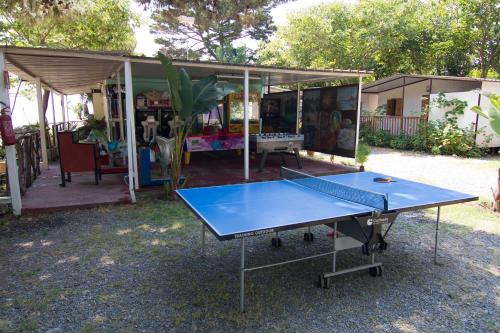 una mesa de ping pong frente a un cobertizo en Camping La Focetta Sicula, en SantʼAlessio Siculo