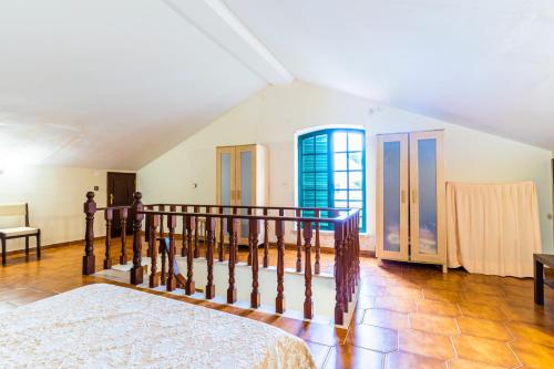 Habitación grande con cama y escalera. en Beach House Villa At Peniche - Praia Consolação, en Atouguia da Baleia