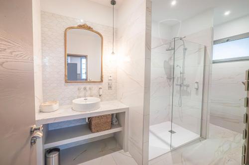 a bathroom with a sink and a shower at Château du Parc - Gîtes & spas à Pézenas in Pézenas