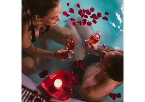 un groupe de personnes buvant du vin dans une baignoire dans l'établissement Villa LCP Jacuzzi extérieur & sauna, à Lorgues