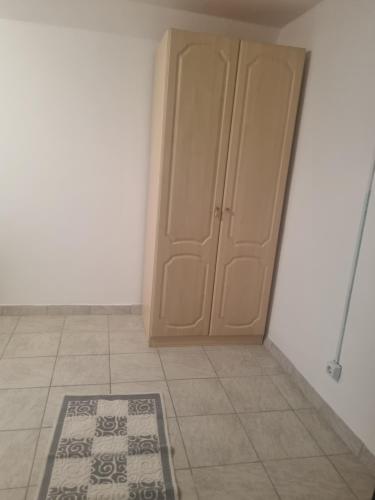 Pokój z szafą i dywanem obok drzwi w obiekcie Shelter Michelle House w mieście Rovinari