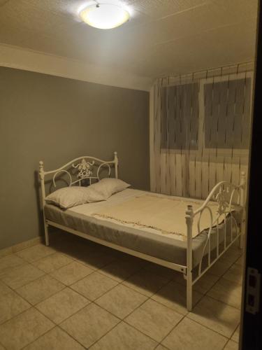 sypialnia z białym łóżkiem w pokoju w obiekcie Shelter Michelle House w mieście Rovinari