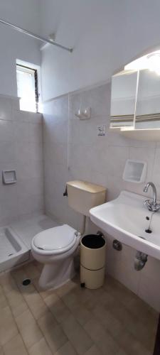 Ένα μπάνιο στο Anna Studios and Apartments