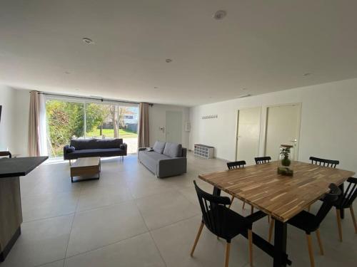 un salon avec une table et un canapé dans l'établissement Maison moderne plain pied, à Saussan