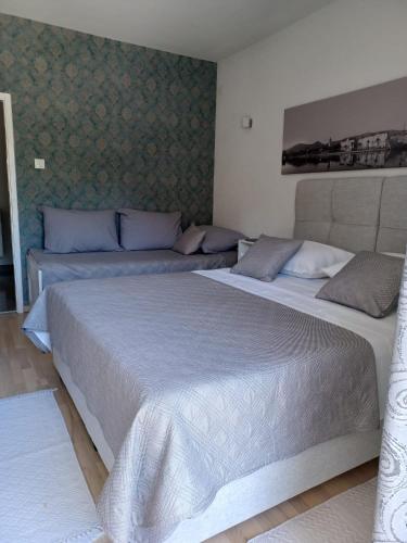 two beds in a hotel room with at Studio apartman Marija in Trogir